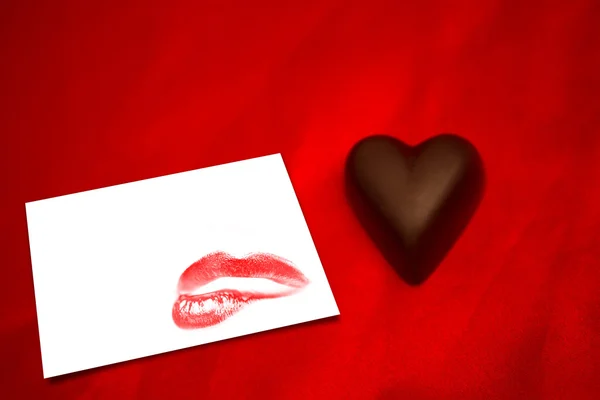 Cuore di cioccolato contro carta bianca — Foto Stock