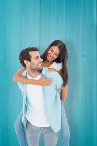 Muž dává hezká přítelkyně prasátko zpět — Stock fotografie
