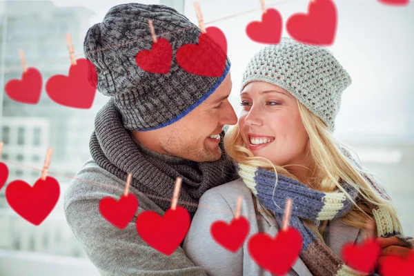 Paar in warme kleding glimlachen bij elkaar — Stockfoto