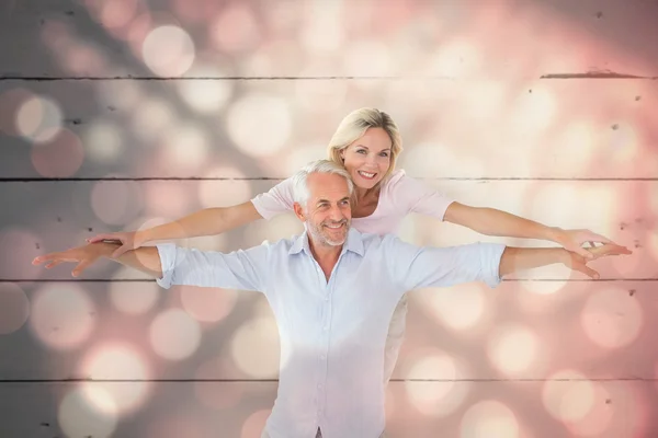 Pareja sonriente posando con los brazos fuera — Foto de Stock