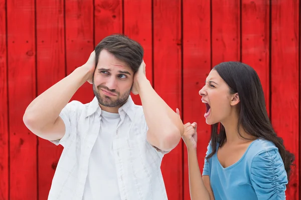 Brunette schreeuwen op vriendje — Stockfoto