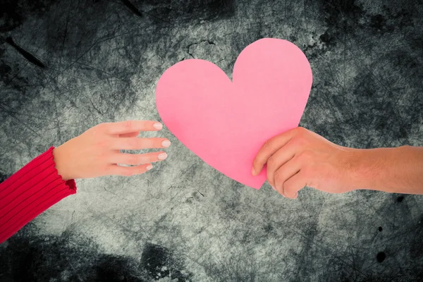 Pareja pasando un corazón de papel —  Fotos de Stock