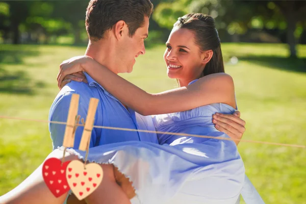 Homem carregando mulher no parque — Fotografia de Stock