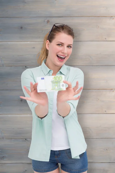 Mujer mostrando un billete de cien euros — Foto de Stock