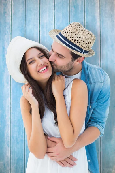 Feliz hipster casal abraçando e sorrindo — Fotografia de Stock