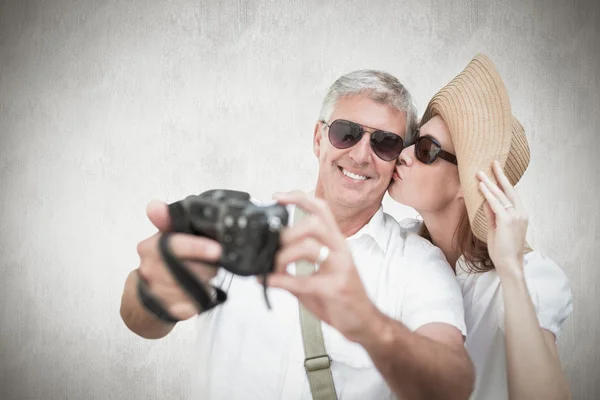 Vacationing couple taking photo — Stock Photo, Image