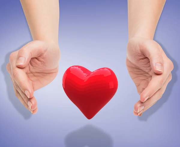Händerna presenterar hjärtat — Stockfoto