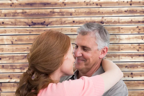 Lässiges Paar umarmt und lächelt — Stockfoto