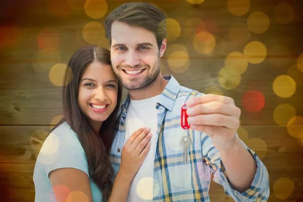 Pareja sosteniendo nueva llave de la casa — Foto de Stock