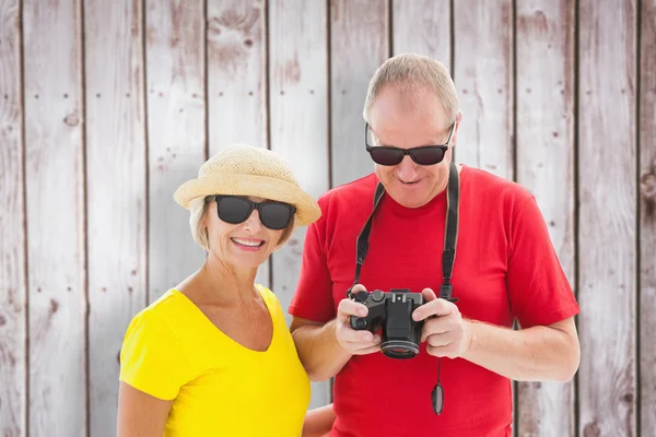 Happy mature couple wearing sunglasses — Stock Photo, Image