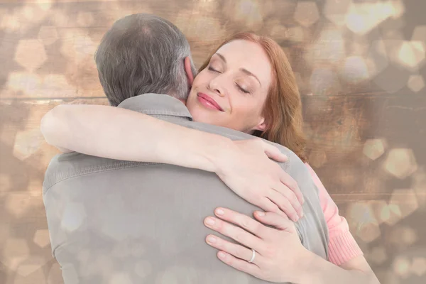 Dorywczo para przytulanie siebie — Zdjęcie stockowe
