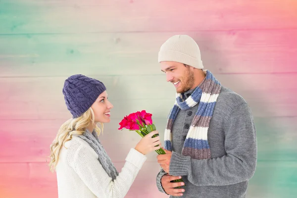 Uomo nella moda invernale che offre rose — Foto Stock