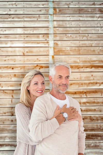 Pareja feliz de pie y abrazos — Foto de Stock