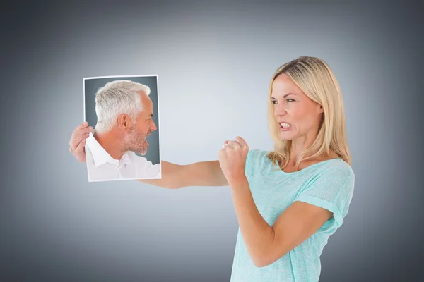 Hombre gritando a trozo de papel — Foto de Stock