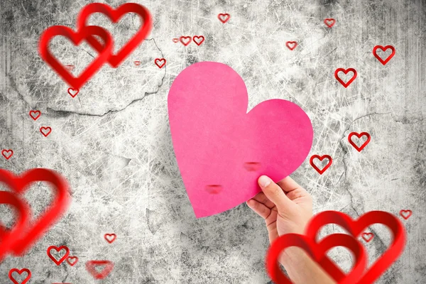 Coração contra o padrão de corações de amor — Fotografia de Stock