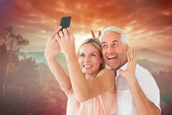 Paar posiert für ein Selfie — Stockfoto