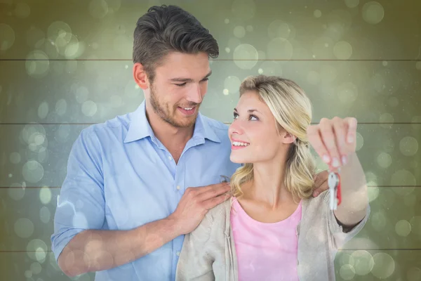 Pareja joven mostrando nueva llave de la casa — Foto de Stock