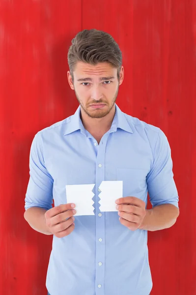 Triste hombre sosteniendo una tarjeta rota —  Fotos de Stock