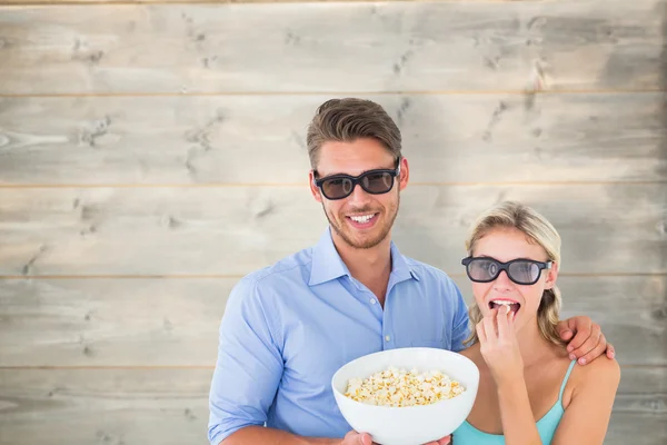 Casal vestindo óculos 3d comer pipoca — Fotografia de Stock