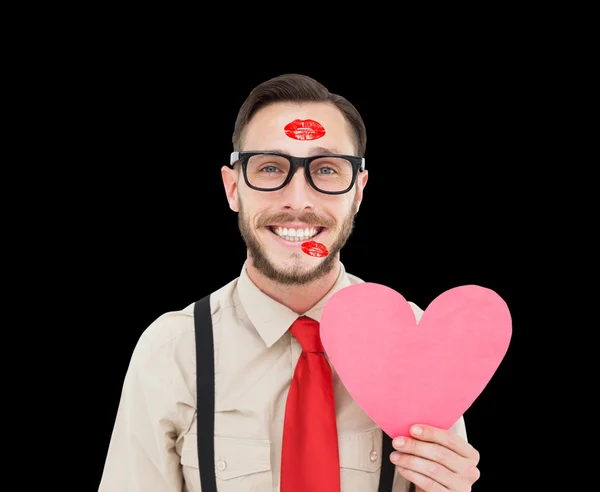 Hipster lächelt und hält Herzkarte in der Hand — Stockfoto