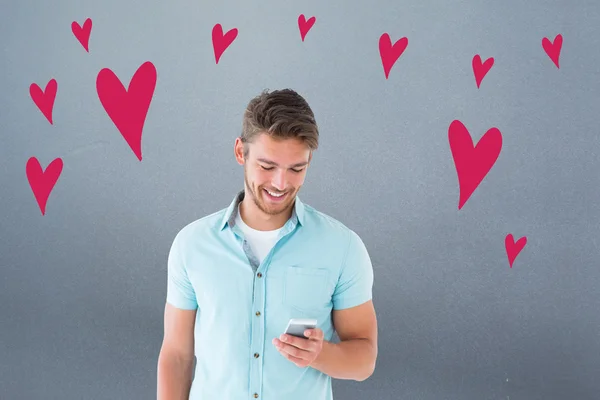 Hombre joven usando su teléfono inteligente — Foto de Stock