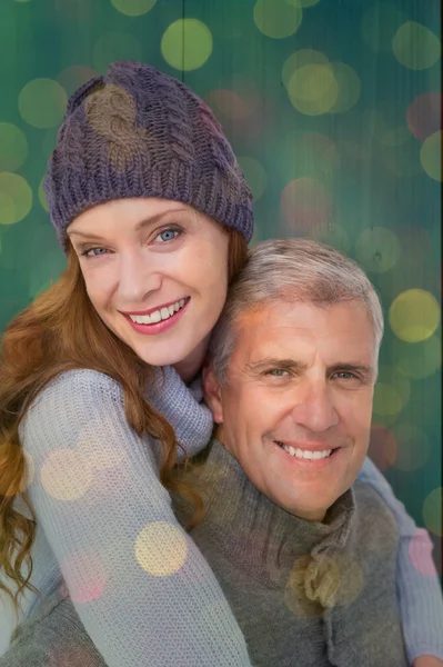 Casal feliz em roupas quentes — Fotografia de Stock