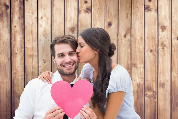 Brunette vriendje geven een kus en haar hart — Stockfoto