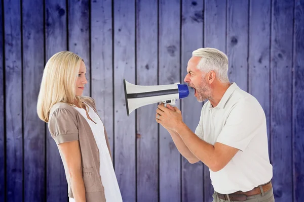 Мужчина кричит на девушку через мегафон — стоковое фото