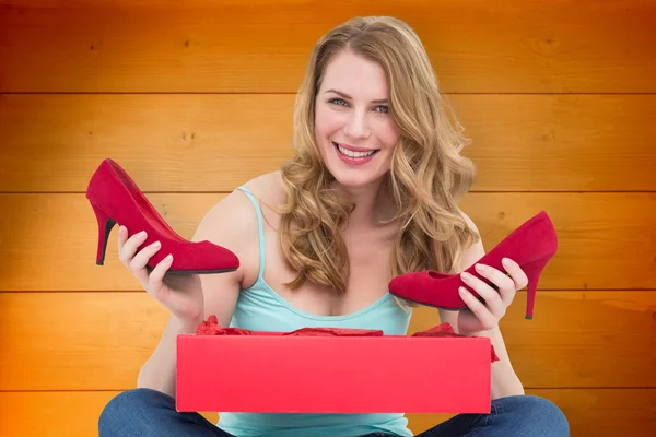 Женщина с парой туфель, найденных в коробке — стоковое фото