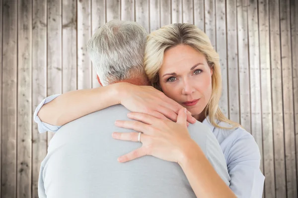 Unglückliche Blondine umarmt ihren Mann — Stockfoto