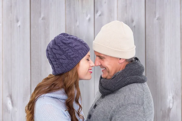 Pareja en ropa de abrigo frente a frente — Foto de Stock