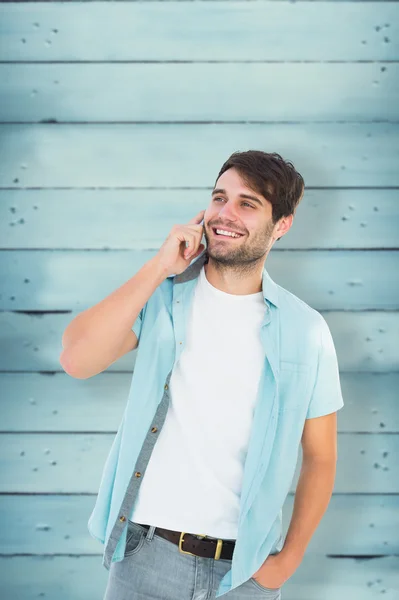 Glücklicher Gelegenheitsmensch telefoniert — Stockfoto