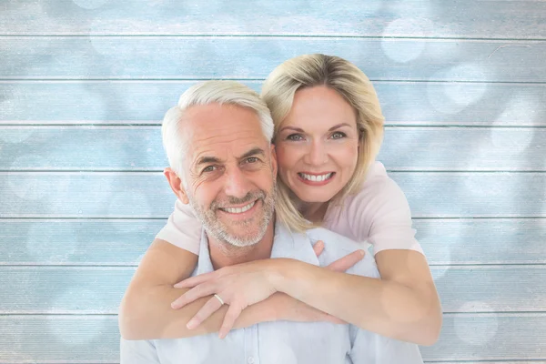 Sonriente pareja abrazando — Foto de Stock