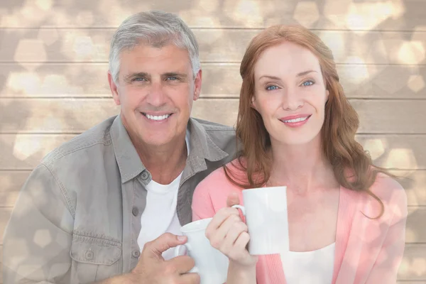Par med kaffe tillsammans — Stockfoto