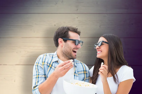 Et ungt par som ser en 3d-film – stockfoto