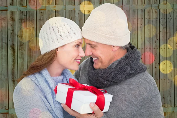 Paar in warmer Kleidung mit Geschenk — Stockfoto