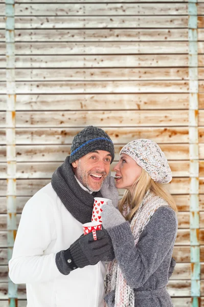 Pareja en invierno moda celebración tazas —  Fotos de Stock