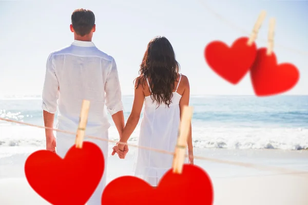 Couple holding hands and watching the ocean — Stock Photo, Image