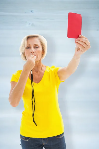 Zralá blondýna ukazuje červenou kartu — Stock fotografie