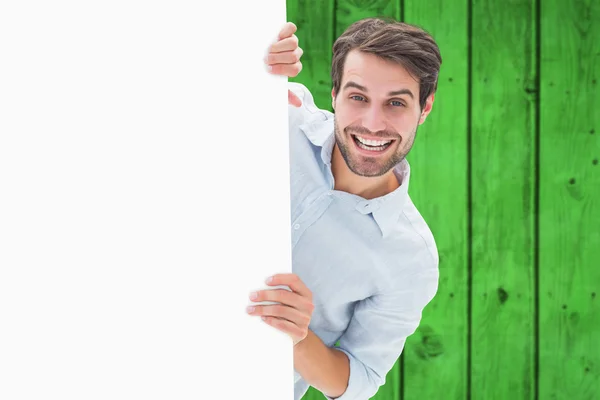 Hombre sonriendo y sosteniendo cartel — Foto de Stock