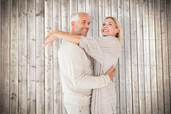 Feliz casal de pé e abraçando — Fotografia de Stock