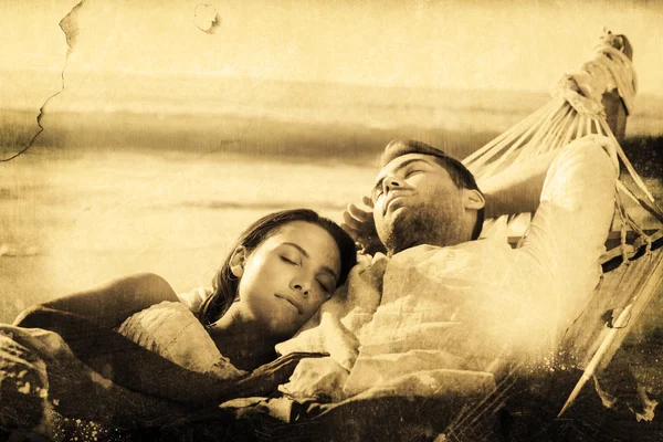 Couple paisible sieste dans un hamac — Photo