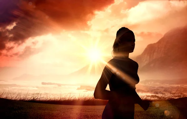 Kvinnan jogging mot soluppgången över magiska havet — Stockfoto