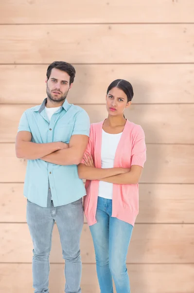 Pareja seria con los brazos cruzados — Foto de Stock