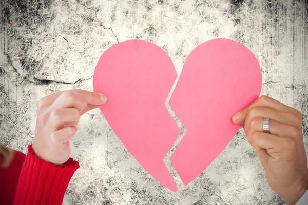 Coppia tenendo il cuore spezzato — Foto Stock