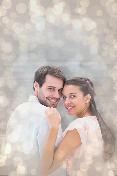 Atractiva pareja joven sonriendo — Foto de Stock