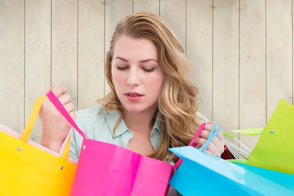 Blondine öffnet Geschenktüte — Stockfoto