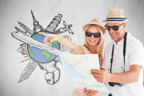 Casal de turistas usando mapa e apontando — Fotografia de Stock