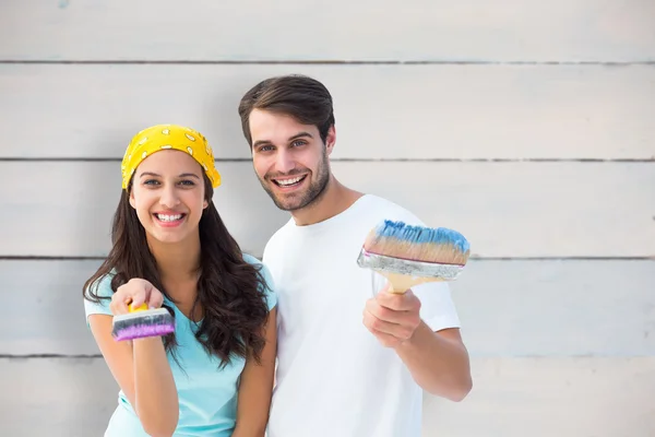 Glückliches junges Paar beim gemeinsamen Malen — Stockfoto