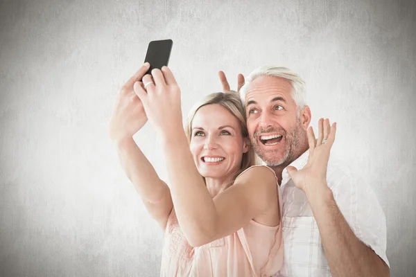 Pareja posando para una selfie — Foto de Stock